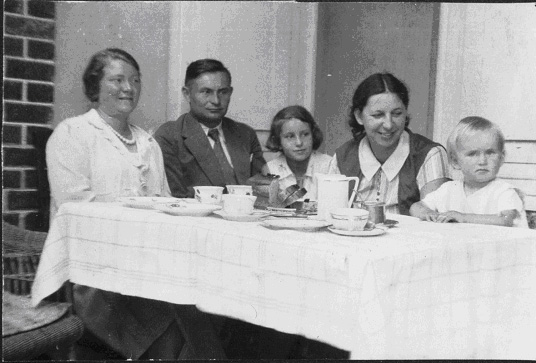 Aunt Lieschen, uncle Erwin, Gisela, Mother and Dieter